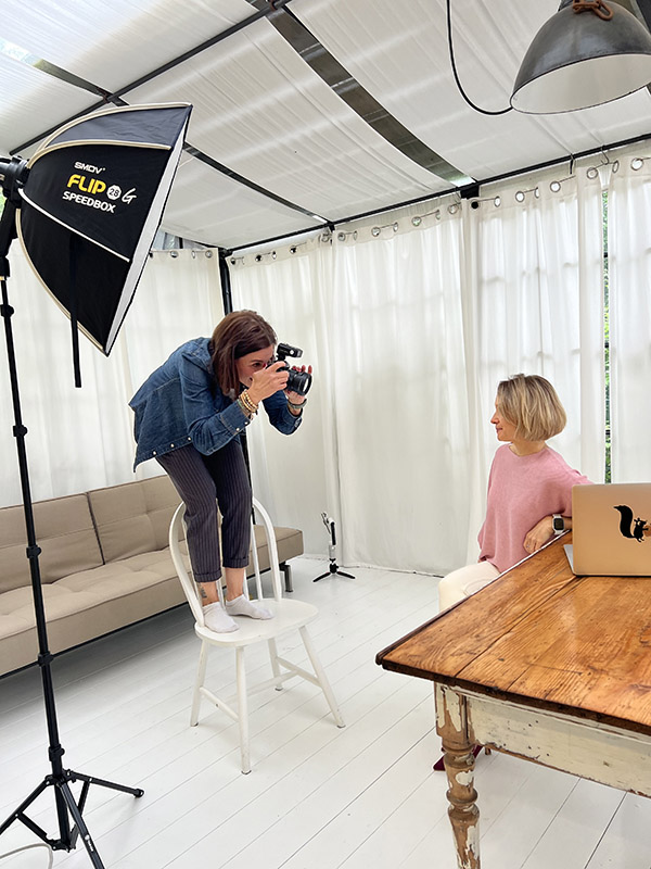 Sabine Läpple beim Brand-Shooting im Gespräch mit der Fotografin – Einblick hinter die Kulissen einer authentischen Bildwelt für die eigene Website.